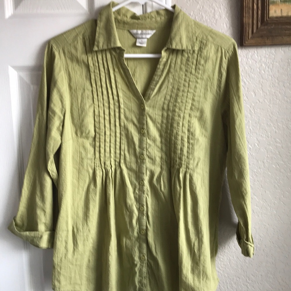Fun spring green top with 3/4 sleeves.